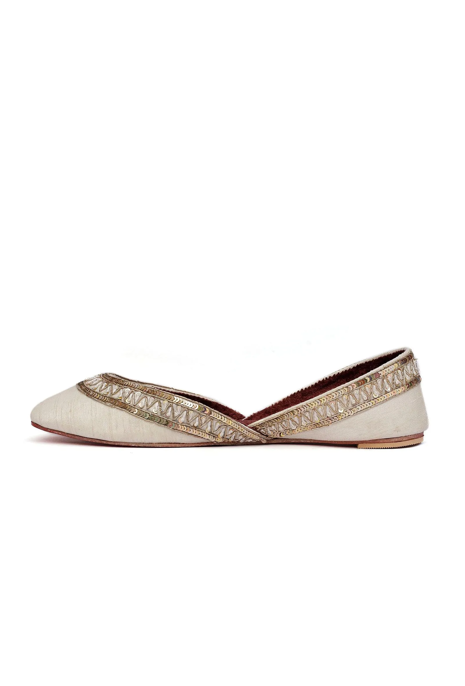 Shagufta White Silk Embroidered Velvet Juttis